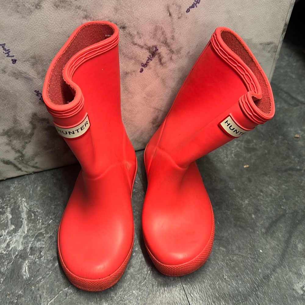 Hunter kid rain boots 🎈size 8! Pinkish /red